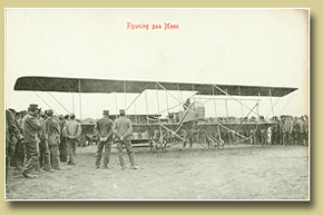 gammelt postkort "Flyvning paa Moen".
